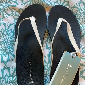 NIB revitalign size 12 flip flops
